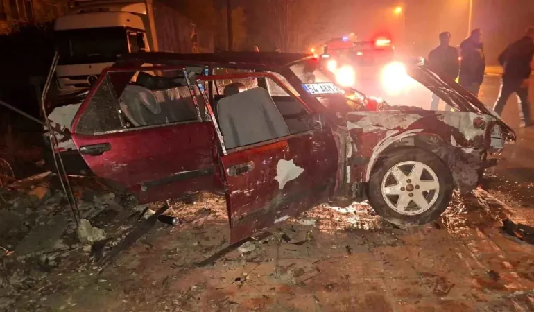 Alkollü Sürücü Duvara Çarptı: 3 Yaralı