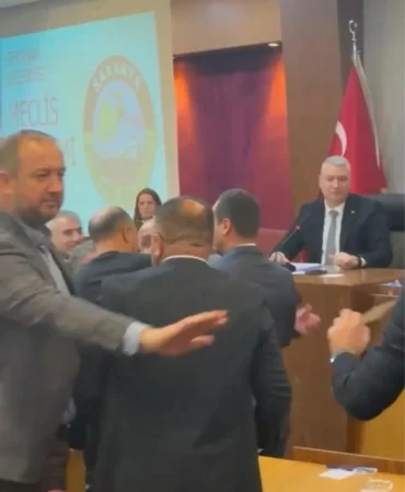 Üniversitelilerin Izlediği Belediye Meclis Toplantısı Karıştı | Havadisname – Sakarya Karasu Kocaali Haberleri