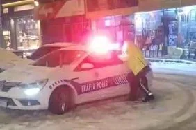 Kocaali’de Yürekleri Isıtan Anlar: Trafik Polisi Çocuklarla Kartopu Oynadı