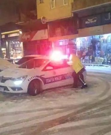 Kocaali’de Yürekleri Isıtan Anlar: Trafik Polisi Çocuklarla Kartopu Oynadı