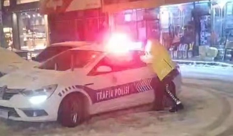Kocaali’de Yürekleri Isıtan Anlar: Trafik Polisi Çocuklarla Kartopu Oynadı