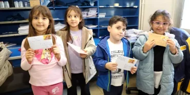 Minik ellerden büyük mutluluk: Anaokulu öğrencileri ilk mektuplarını PTT'ye teslim etti