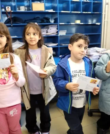 Minik ellerden büyük mutluluk: Anaokulu öğrencileri ilk mektuplarını PTT'ye teslim etti