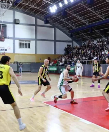 Sakarya Büyükşehir Basketbol galibiyet serisini 12'ye çıkardı
