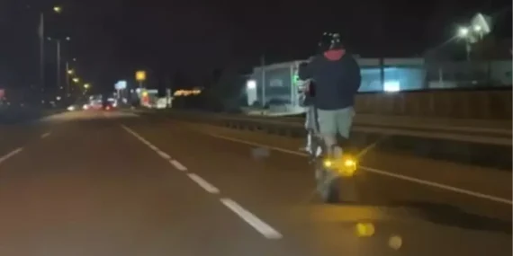 Tek Teker Üzerinde Motosiklet İle Trafikte Tehlike