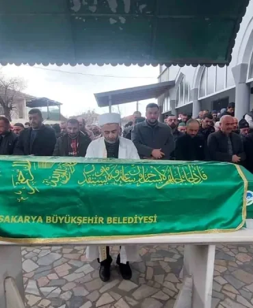 Evinden 20 kamyon çöp çıkarılan yaşlı adam son yolculuğuna uğurlandı