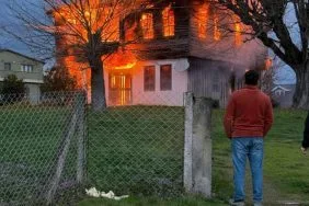 Fareyle resmin üzerine gelince görünen yazıdır. Dosya adıyla aynı yapabilirsin.