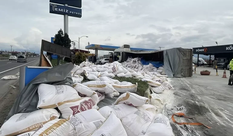 Pamukova'da Tır ile Otomobil Çarpıştı