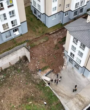 Serdivan'da çöken istinat duvarı ve enkaz altında kalan araç bölgesi.