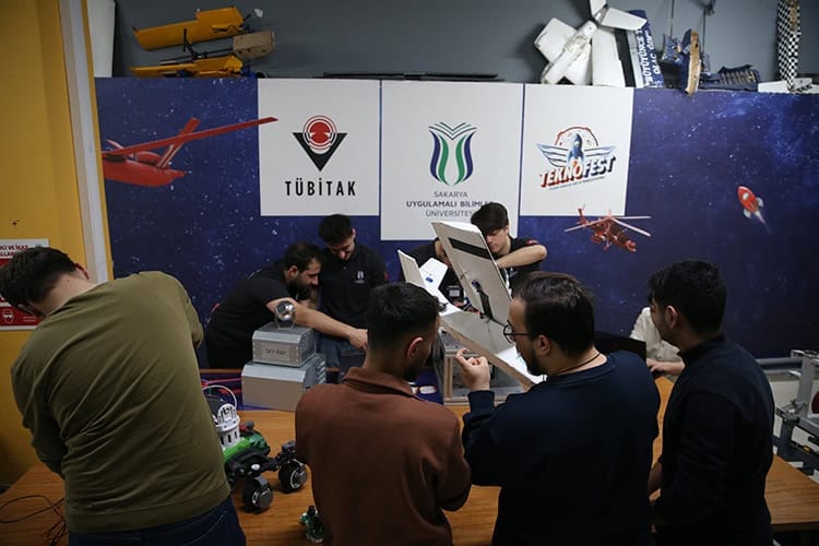 Sakarya Uygulamalı Bilimler Üniversitesi öğrencilerinin geliştirdiği yerli kule silah sistemi ve lazerli savunma projeleri.