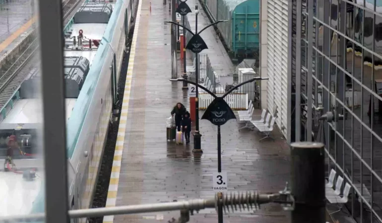 Sakarya'da tren istasyonu ve otogarda arife sakinliği