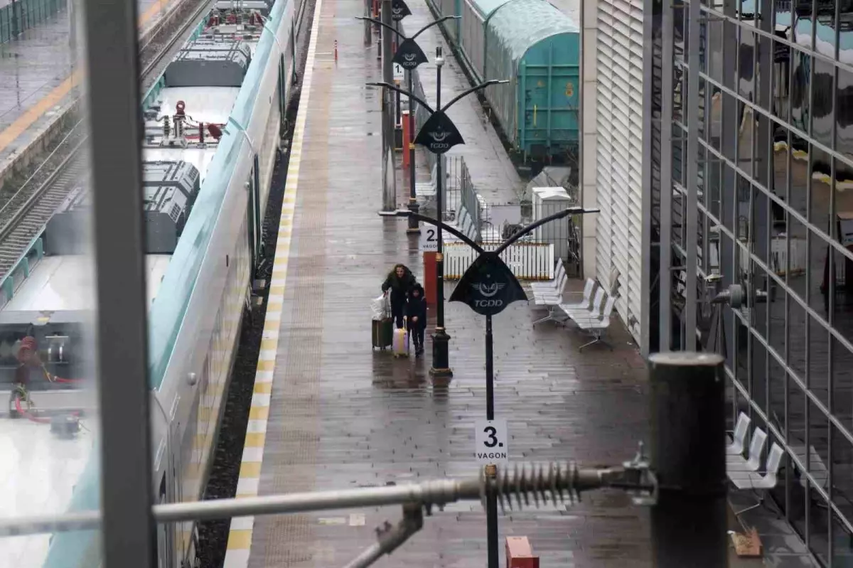 Sakarya'da tren istasyonu ve otogarda arife sakinliği