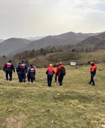 Geyve'de Acı Haber: Kayıp Yaşlı Adamın Cansız Bedeni Dere Yatağında Bulundu