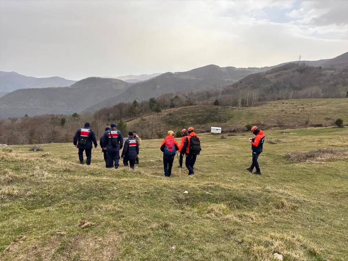 Geyve'de Acı Haber: Kayıp Yaşlı Adamın Cansız Bedeni Dere Yatağında Bulundu