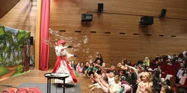Sahneye Çocukların Kalbine Dokunarak Çıkıyorlar