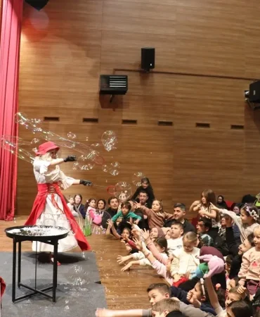 Sahneye Çocukların Kalbine Dokunarak Çıkıyorlar