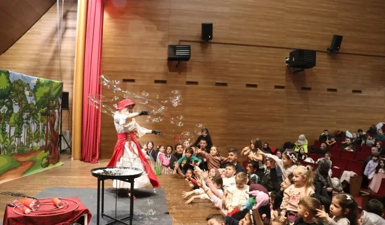 Sahneye Çocukların Kalbine Dokunarak Çıkıyorlar