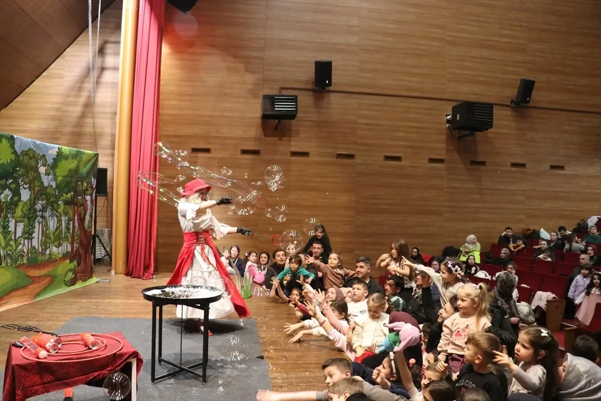 Sahneye Çocukların Kalbine Dokunarak Çıkıyorlar